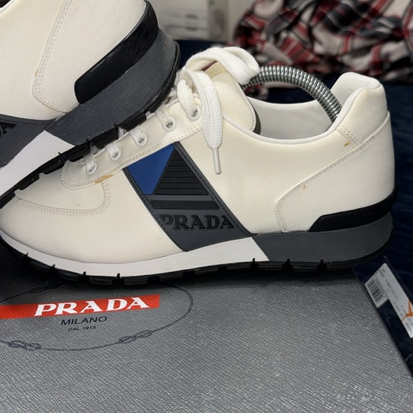 PRADA - Picture 3 of 11